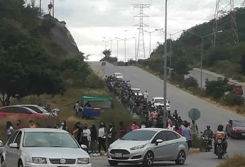 Fila de más de 1 kilómetro para vacunar a menores en Mazatlán