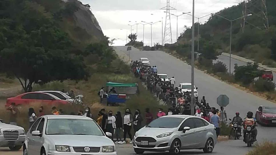 Fila de más de 1 kilómetro para vacunar a menores en Mazatlán