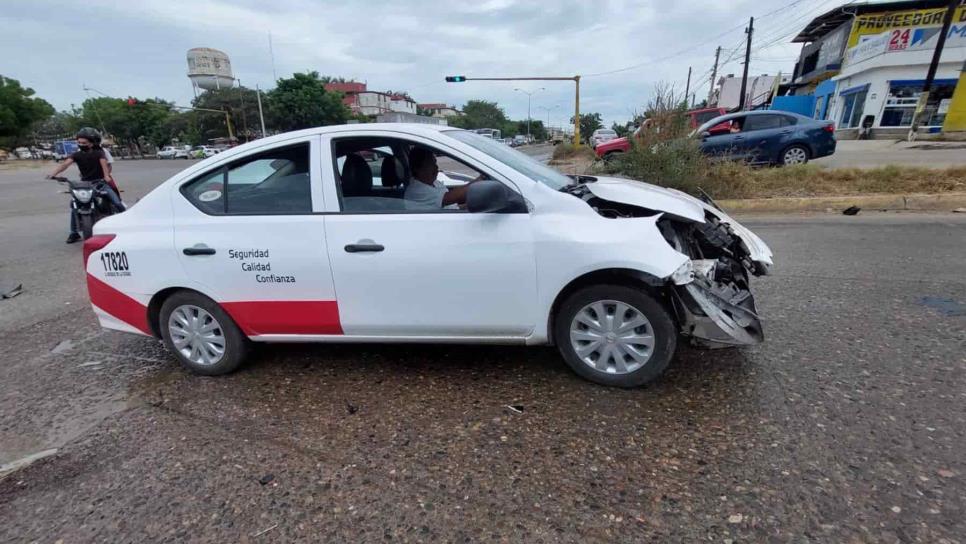 Choque entre camioneta y taxi causa pérdidas materiales en Mazatlán