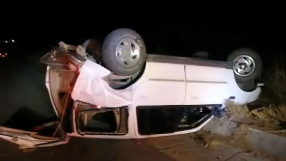 Volcadura en Choix deja a dos personas lesionadas