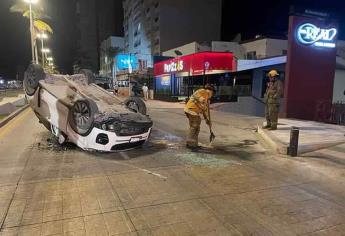 Vuelca camioneta sobre la avenida Del Mar, en Mazatlán
