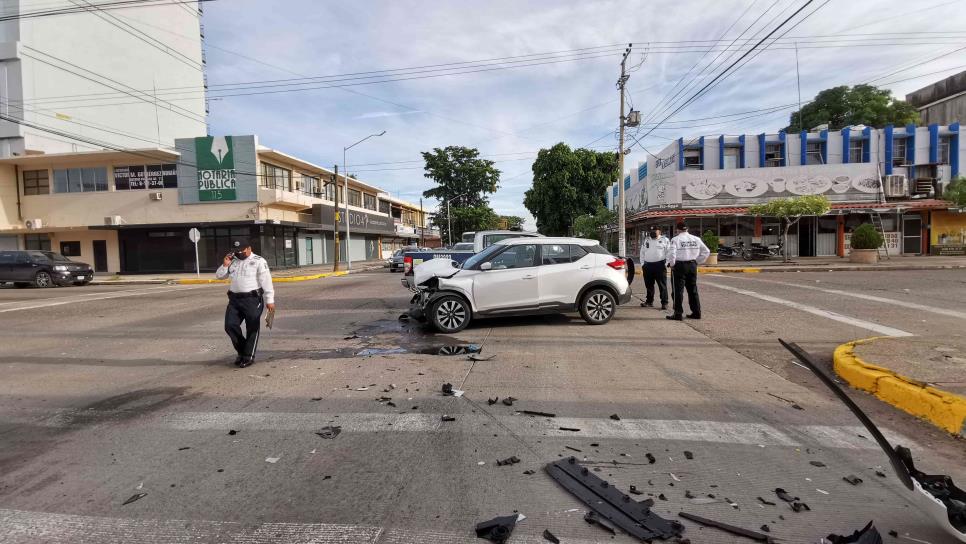 Lesionados y daños materiales deja choque en Los Mochis