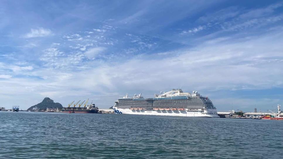 Llega crucero al puerto de Mazatlán