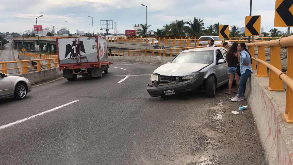 Calcula mal la curva y su carro termina en pérdida total 