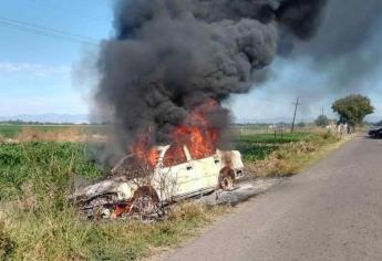 Vehículo de un sinaloíta termina calcinado tras cortocircuito en Guasave