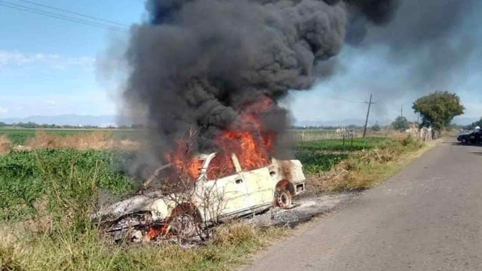 Vehículo de un sinaloíta termina calcinado tras cortocircuito en Guasave