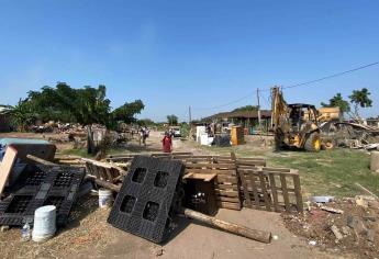 Pedazos de madera y lámina, lo único que pudieron rescatar los desalojados