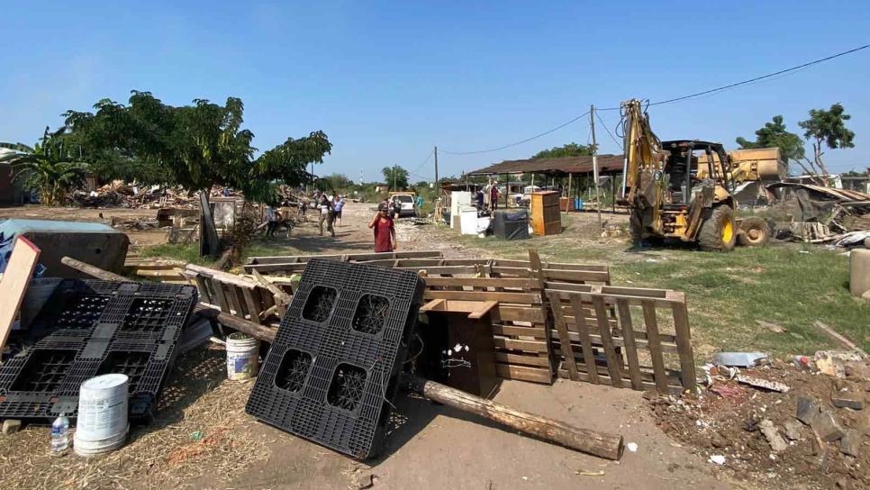 Pedazos de madera y lámina, lo único que pudieron rescatar los desalojados