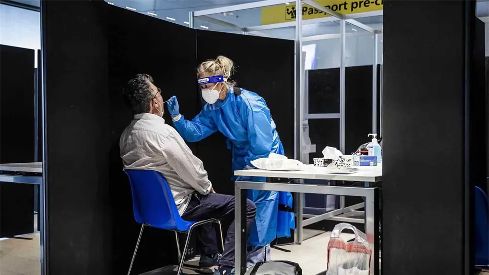 Un hombre se realiza una prueba de coronavirus. EFE/EPA/REMKO DE WAAL