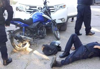 Conductora atropella a elemento de la policía de Guasave