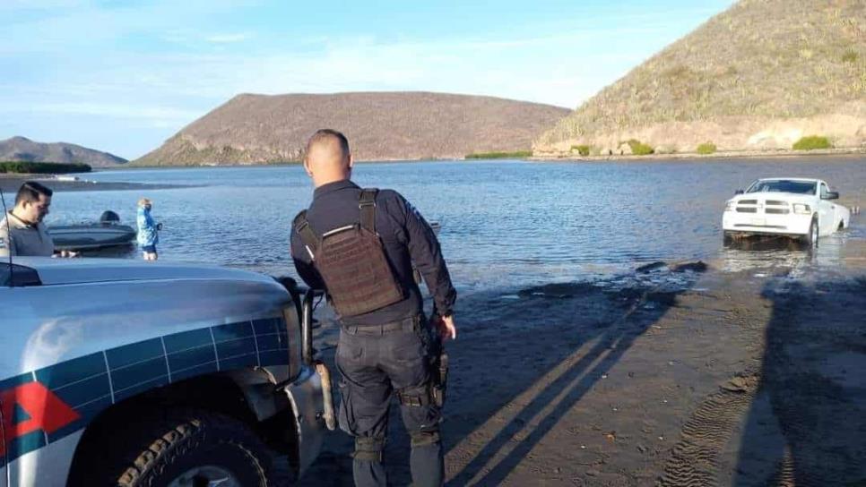 Camioneta intentaba remolcar una lancha en El Maviri y casi se la «traga» el mar