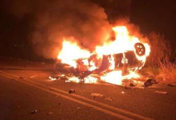 Hombre resulta lesionado tras volcar e incendiarse su vehículo