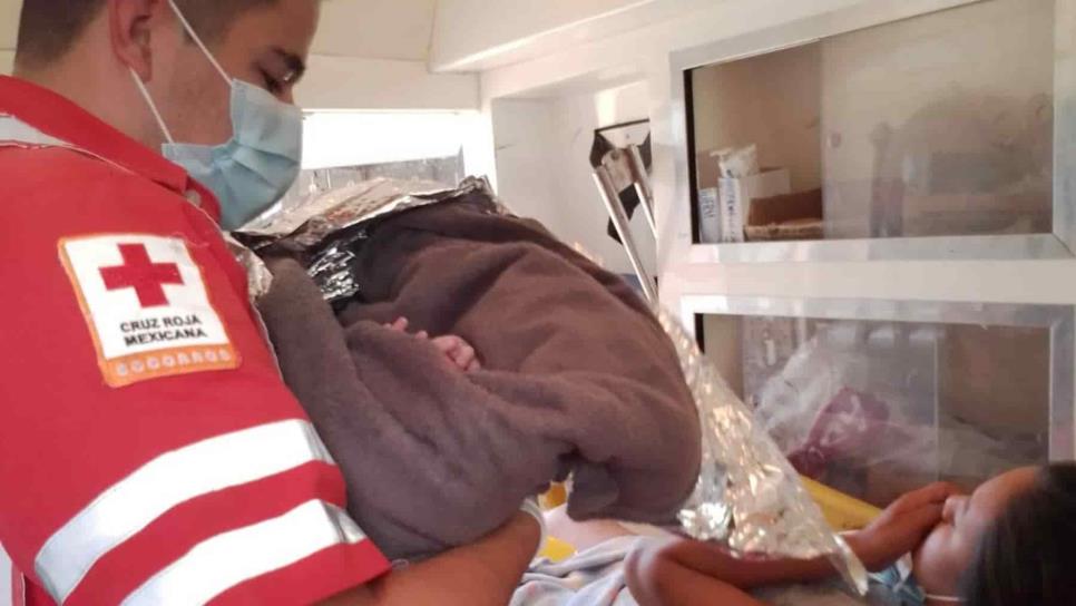 ¡Otra más! Joven mujer da a luz en ambulancia