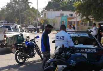 Prohibido circular en motos sin placas, con engomados, sin casco y con menores de edad en Ahome