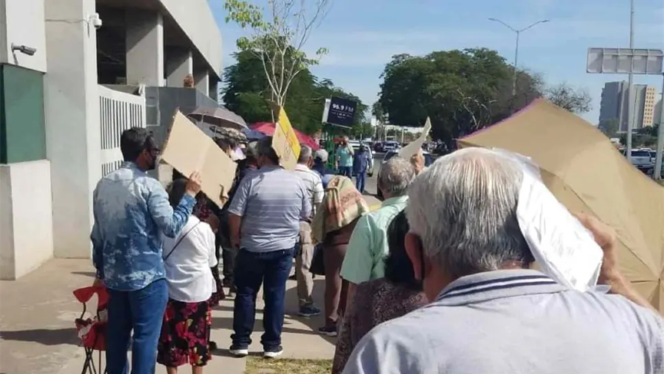 Prevalecen aglomeraciones de adultos mayores por vacunas en el Rosario Espinoza