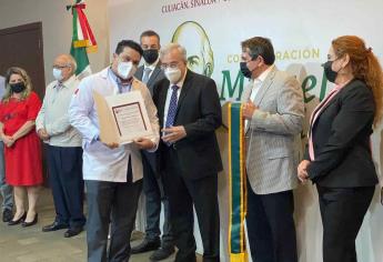 Condecoran a trabajadores de Salud