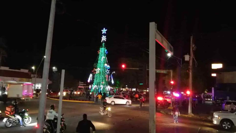 Encienden el pino de Navidad e inauguran la Villa Navideña en Los Mochis