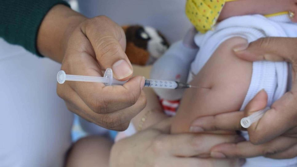 Analizan llevar vacunación a escuelas