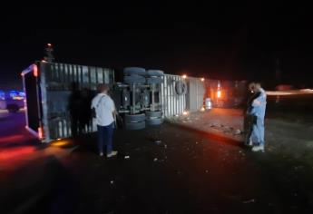 Vuelca trailer en Guasave con 8 toneladas de chile