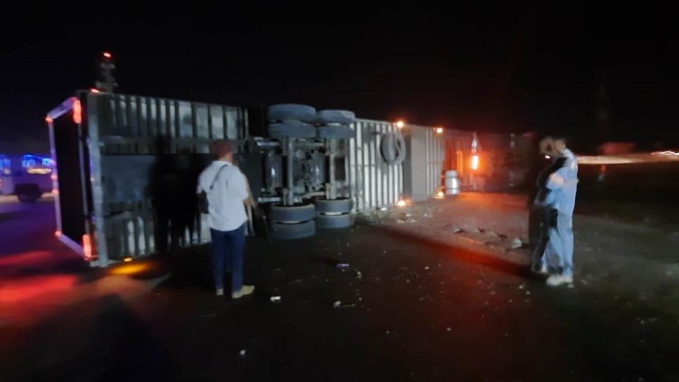 Vuelca trailer en Guasave con 8 toneladas de chile