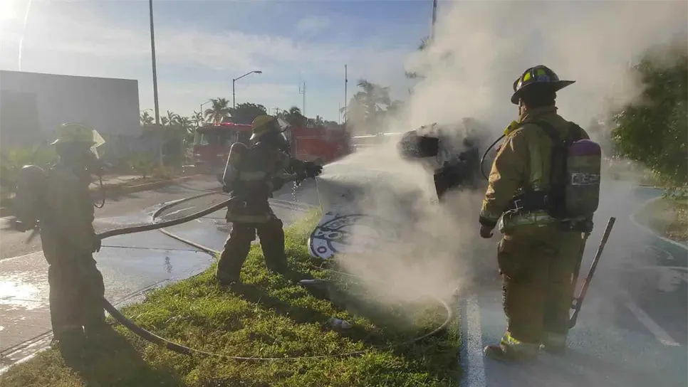 Vehículo de la Jumapam vuelca y queda en cenizas, en Mazatlán