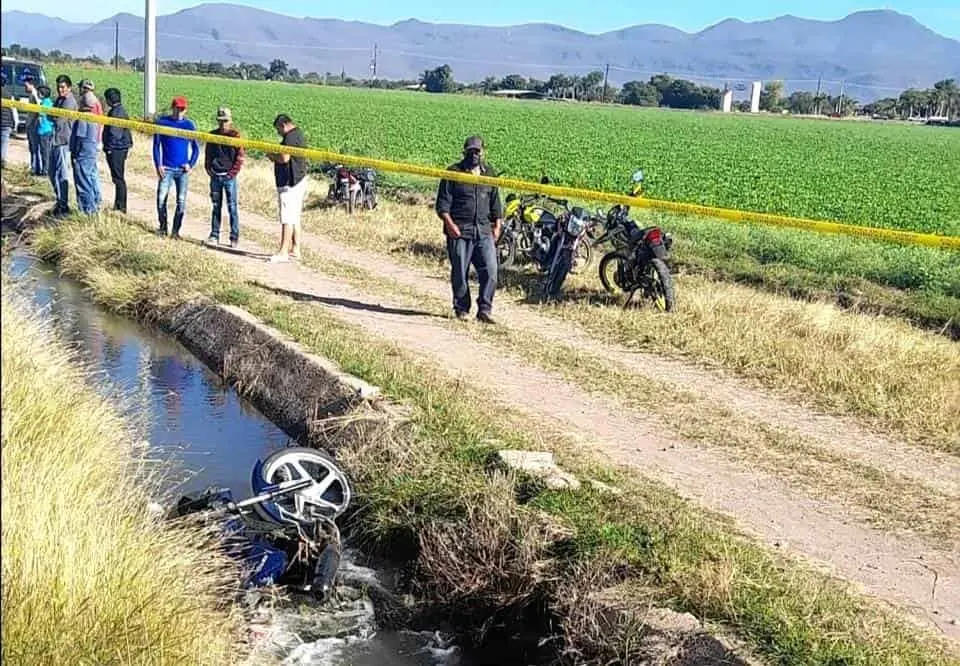 Motociclista muere tras caer a canal de riego en Angostura