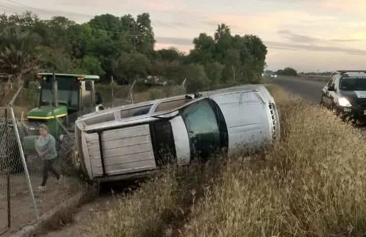 Jóvenes vuelcan en Guasave y abandonan vehículo siniestrado
