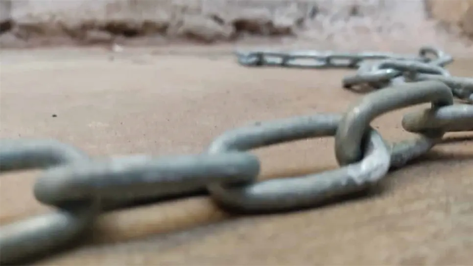 Rescatan a niño que había sido amarrado con una cadena para que no saliera de una casa