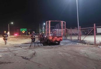 Fuego consume y deja en pérdida total una camioneta, en La Costerita
