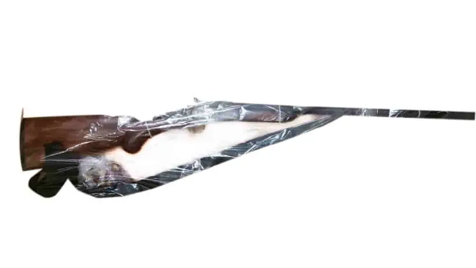 El arma asegurada por los agentes policiacos. FOTO: Cortesía.