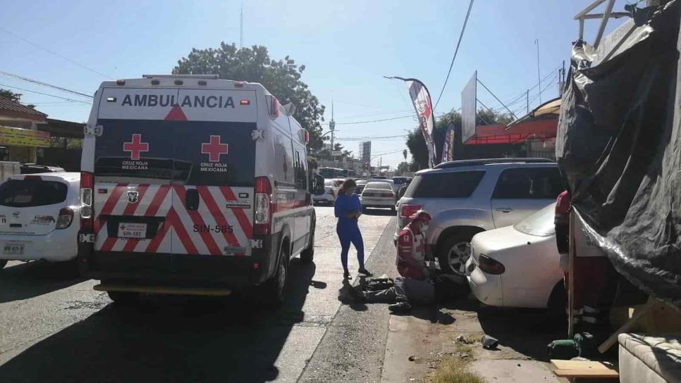 Auto arrolla a ciclista y lo manda al hospital en Los Mochis