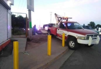 Mujer cae en vehículo a un canal de Los Mochis