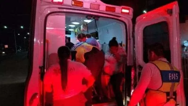 Autobús choca contra tráiler en la carretera Mazatlán-Culiacán