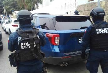 Policías estatales recuperan camioneta de lujo reportada como robada, en Culiacán