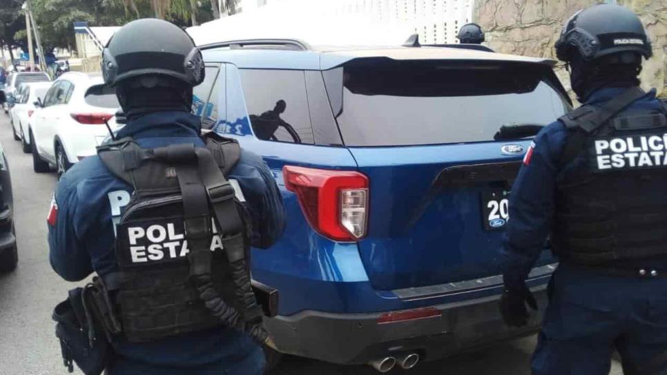 Policías estatales recuperan camioneta de lujo reportada como robada, en Culiacán