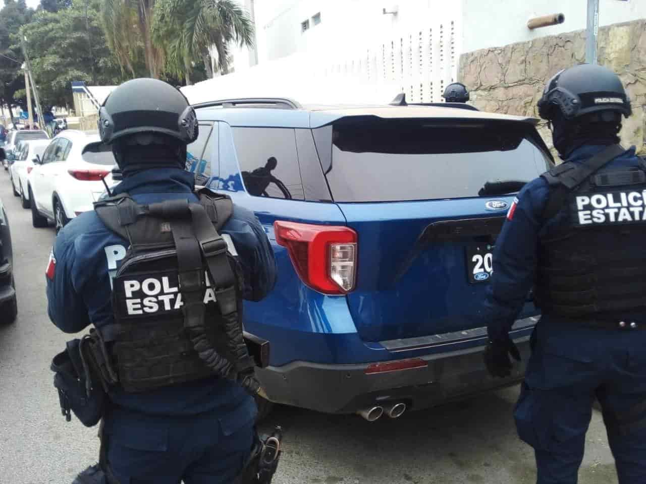 Policías estatales recuperan camioneta de lujo reportada como robada, en Culiacán