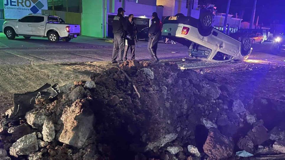 Choca contra escombro y termina volcado en Los Mochis