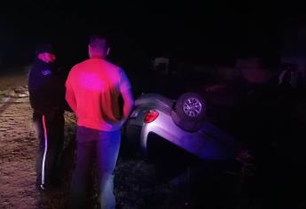 Conductor cae a canal de riego en Los Mochis