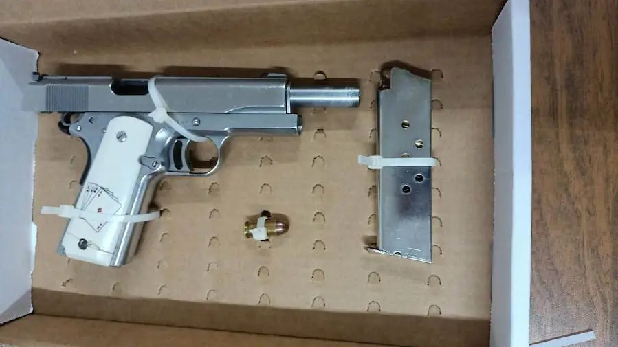 Policías atienden caso de violencia familiar y detienen a hombre armado, en Culiacán