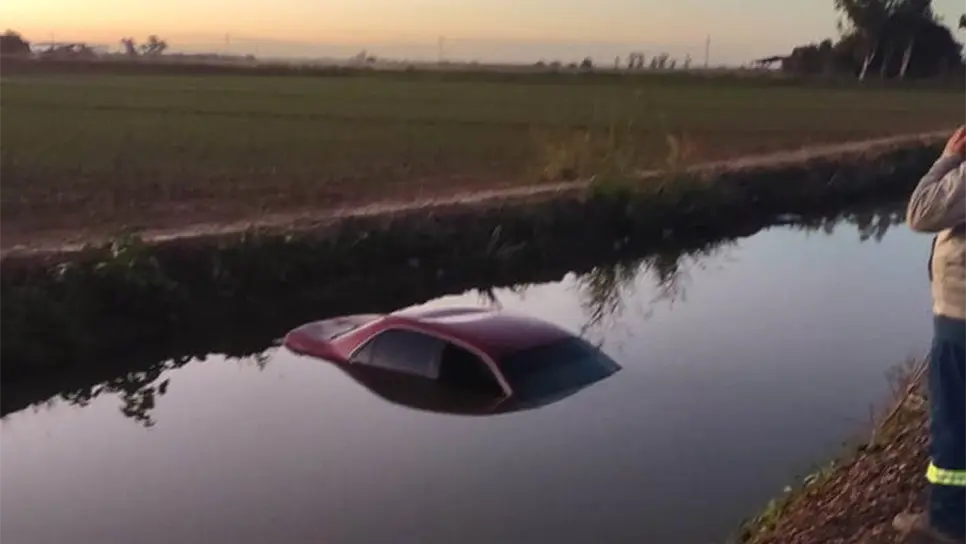 Localizan vehículo al interior de canal en carretera a Las Glorias