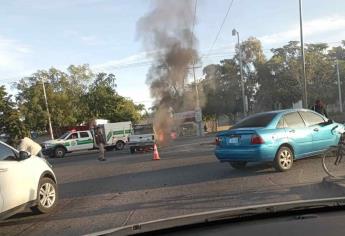 Camioneta termina calcinada en Los Mochis