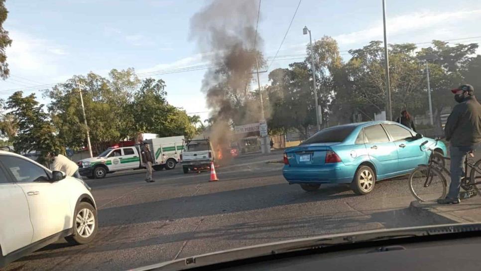 Camioneta termina calcinada en Los Mochis