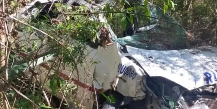 Hallan taxi con un cadáver en el Interior, en barranco en San Ignacio
