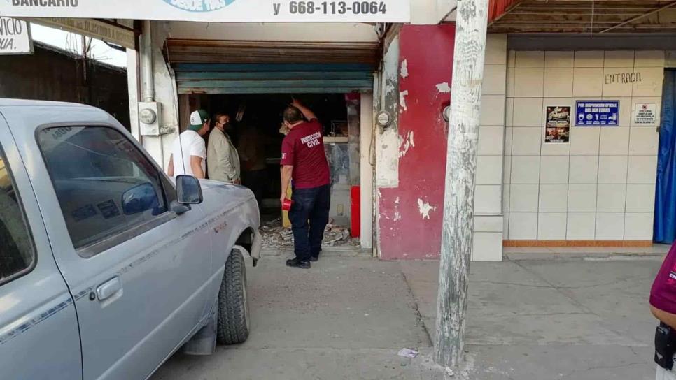 Se desploma parte del techo de un negocio en Los Mochis