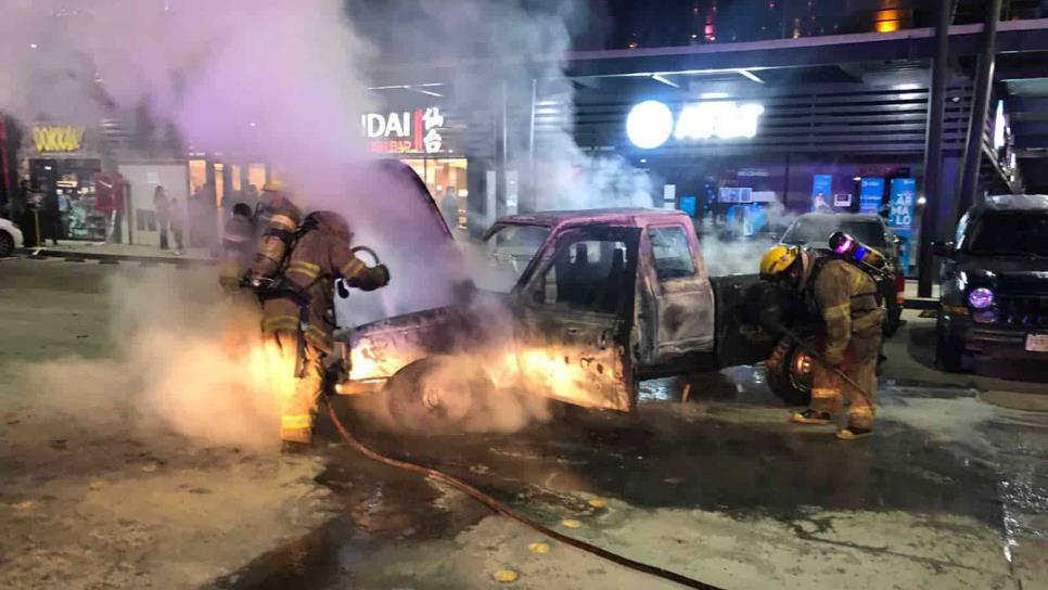 Se incendia camioneta en una plaza de Guasave