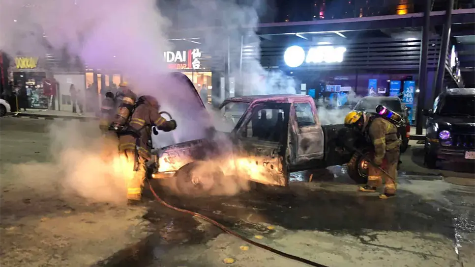 Se incendia camioneta en una plaza de Guasave