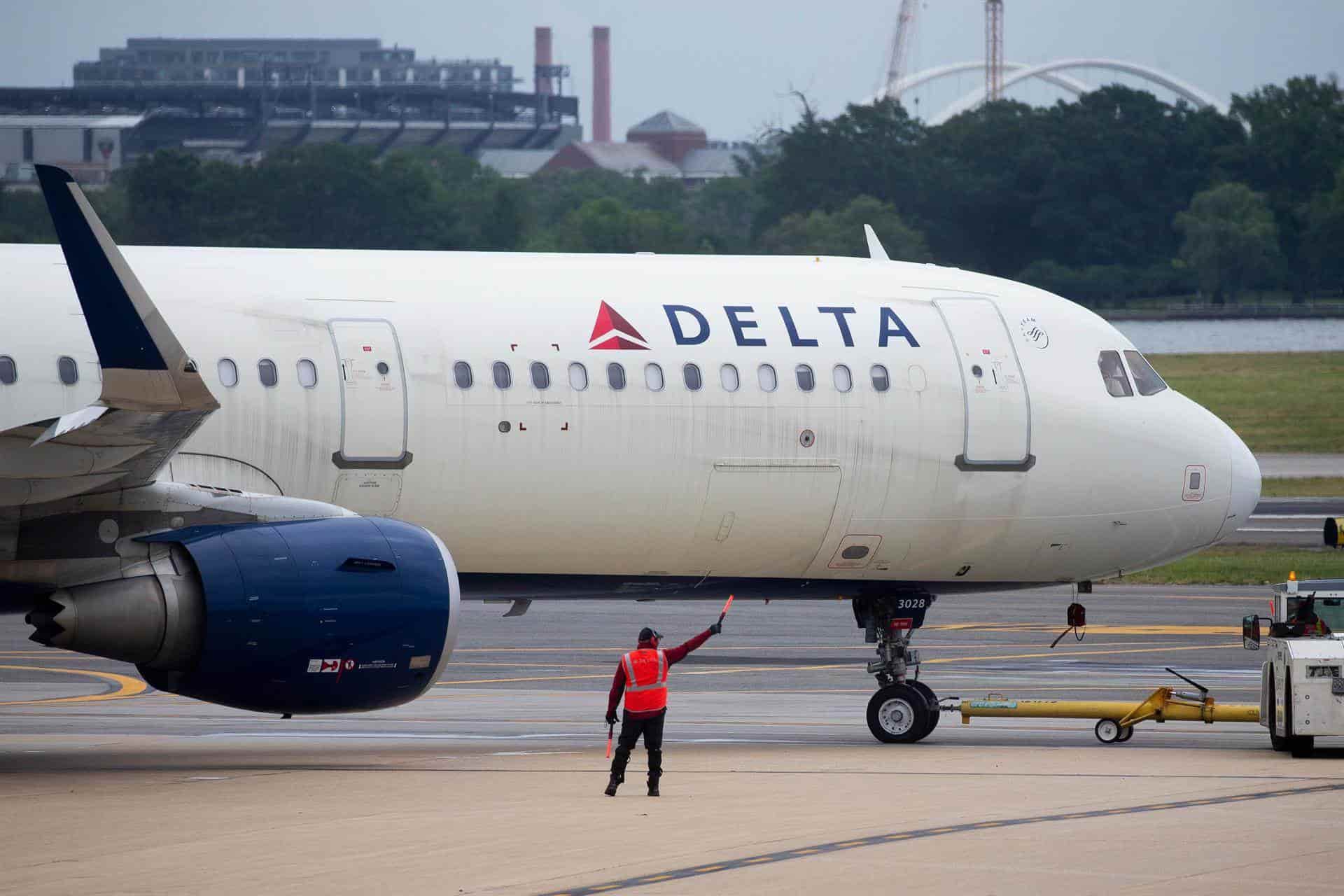 Un avión de aerolínea Delta Airlines. EFE/EPA/MICHAEL REYNOLDS
