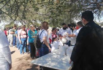 Alumnos de colegio e iglesia católica regalan cenas en la periferia de Juan José Ríos