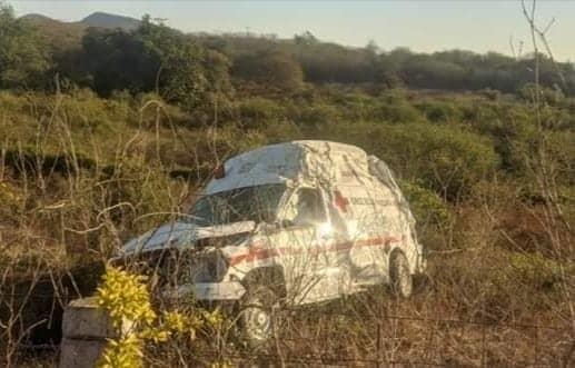 Ambulancia de Cosalá vuelca en la carretera México 15; dos paramédicos quedan lesionados