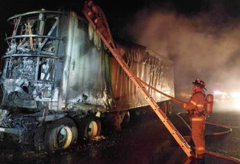 Se incendia caja de un tráiler de tienda departamental cerca de Juan José Ríos